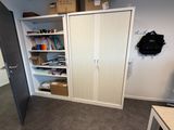 un placard situé dans un coin d'une pièce où se trouve une bibliothèque