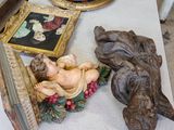 une table sur laquelle sont posés de nombreux objets