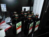 Plusieurs bouteilles de bière sont alignées sur un comptoir