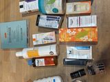 de nombreux types de produits de soins de la peau sur la table