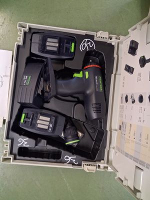 une boîte contenant une perceuse sans fil et une perceuse sans fil