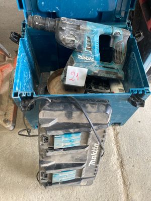 une boîte à outils bleue contenant une perceuse et un marteau