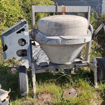 une bétonnière garée au milieu d'un champ
