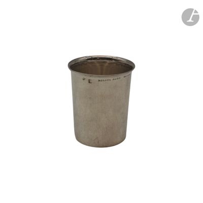 une image représentant une tasse en métal sur fond blanc