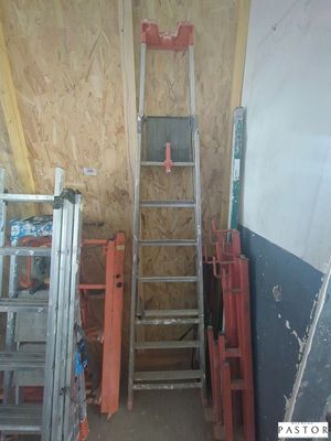 une échelle adossée au mur d'une pièce