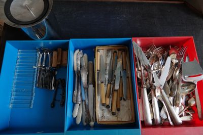 LOT de couverts et couteaux en métal argenté ou inox, pièces…