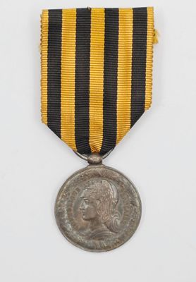 gros plan d'une médaille sur une surface blanche