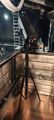 un appareil photo posé sur un trépied au milieu d'une pièce