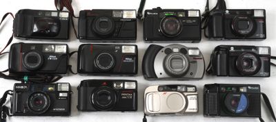 tout un tas d'appareils photo alignés sur la table
