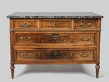 une commode ancienne avec dessus en marbre