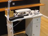 un bureau sur lequel se trouvent un ordinateur et une lampe