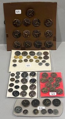 une boîte contenant de nombreux types de boutons différents