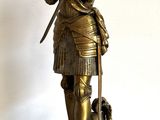 figurine en bronze représentant un homme avec un chien, posée sur une table