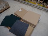 une pile de cartons posée par terre dans un magasin