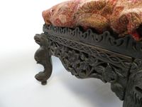 Tabouret en bois indochinois, pieds galbés à décor d'animaux… (photo 6)