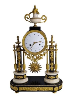 Pendule portique en marbre blanc et noir et bronze ciselé do… - Photo 1