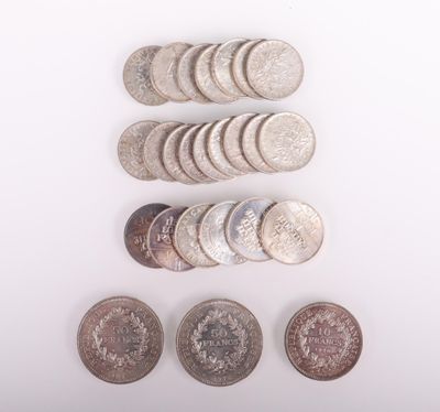 plusieurs pièces de monnaie sont disposées en ligne sur une surface blanche