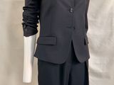 le mannequin porte un costume noir et un short noir