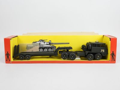 un vieux camion jouet avec un char d'assaut à l'arrière
