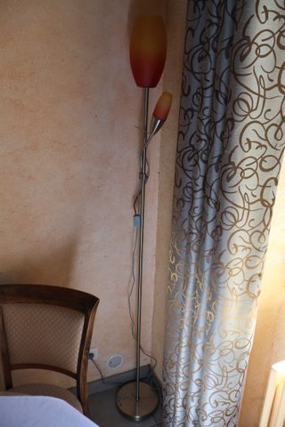 Deux lampadaires, cadres décoratifs, paravent cordage deux feuill...