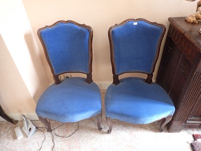 deux chaises bleues placées l'une à côté de l'autre dans une pièce