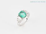 une bague en émeraude et diamants, sertie de diamants taille baguette