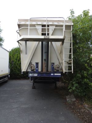 un camion garé sur le côté de la route