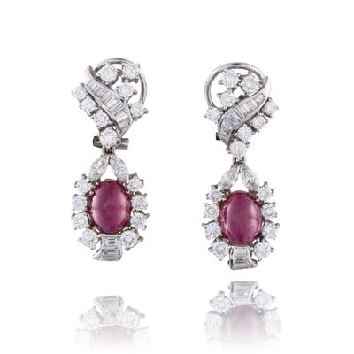 une photo d'une paire de boucles d'oreilles en rubis et diamants