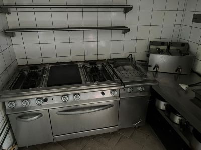 une image d'une cuisine avec une cuisinière et un évier