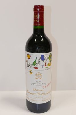 une bouteille de vin posée sur une table
