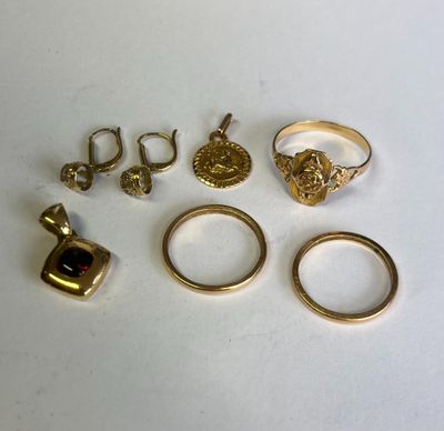 trois bagues en or, une bague et une bague ornée d'un cœur