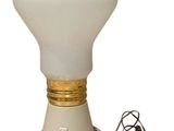 une image représentant une ampoule blanche reliée à un cordon