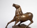 statue en bronze d'un cheval sur un socle en bois sur fond blanc