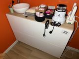 un mur orange dans la salle de bains, avec un lavabo et un miroir