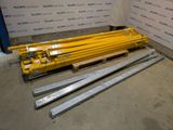 Plusieurs engins de chantier sont posés à même le sol devant un mur
