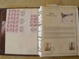un livre ouvert avec des timbres, posé sur une table