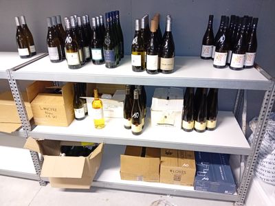 de nombreuses bouteilles de vin sur les étagères du magasin
