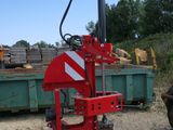 une machine rouge qui est à l'abandon dans la poussière