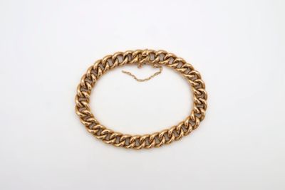 un bracelet en chaîne en or sur fond blanc