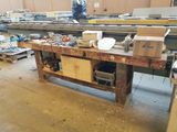 un établi dans une usine, sur lequel se trouvent de nombreux outils