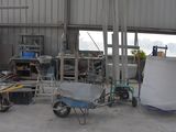 de nombreux outils et équipements dans un bâtiment