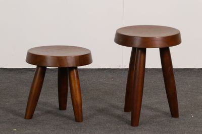 deux tabourets en bois placés l'un à côté de l'autre sur un sol recouvert de moquette