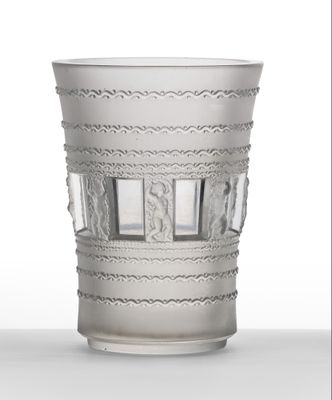 un verre argenté orné d'un motif