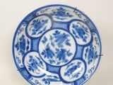 une assiette bleue et blanche ornée d'un motif floral