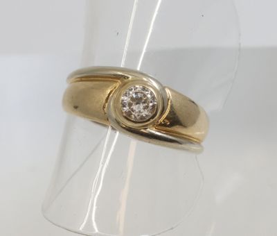 une bague en or surmontée d'un diamant
