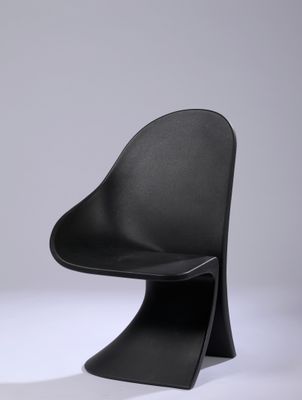 une chaise noire posée sur une surface blanche