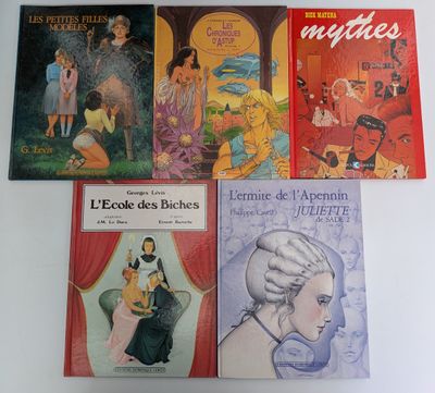 quatre livres pour enfants sont alignés sur une surface blanche
