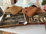 une boîte en bois remplie d'objets assortis sur une table