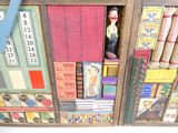 une étagère sur laquelle sont posés des livres et une horloge