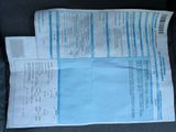 un morceau de papier posé sur le siège d'une voiture